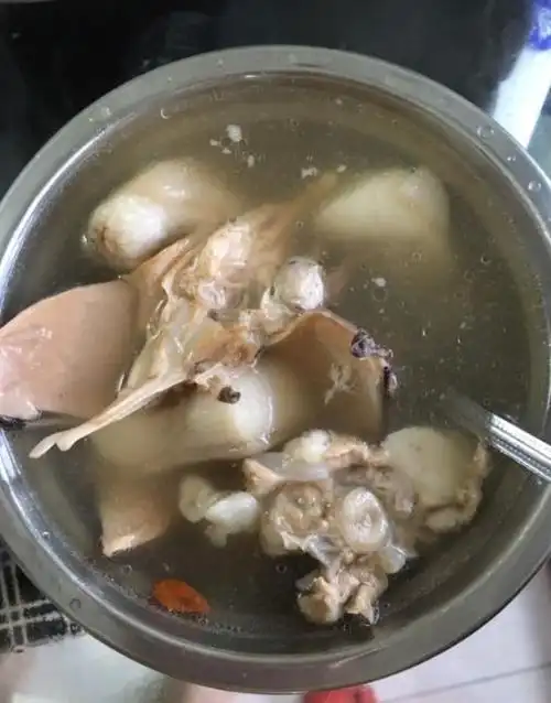 老火墨鱼干猪尾骨汤墨鱼干能给汤汁带来明显的鲜味