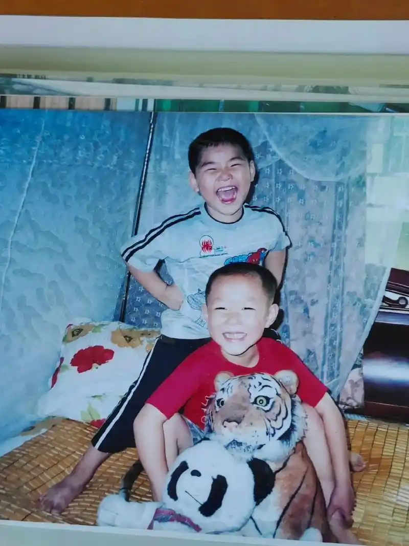 闲着没事翻翻一些老照片,看到孩子们小时候的照片,感慨时间过得 - 抖