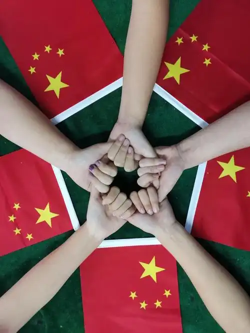 山西省阳城县第二职业技术学校的学生用手指造形五角星 ,为祖国送祝福