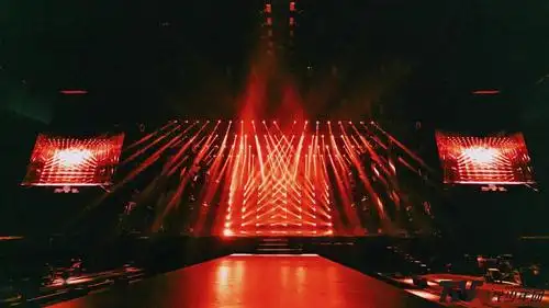 时代少年团周年演唱会舞美公开灯光和舞台准备就绪等待主角按时发光