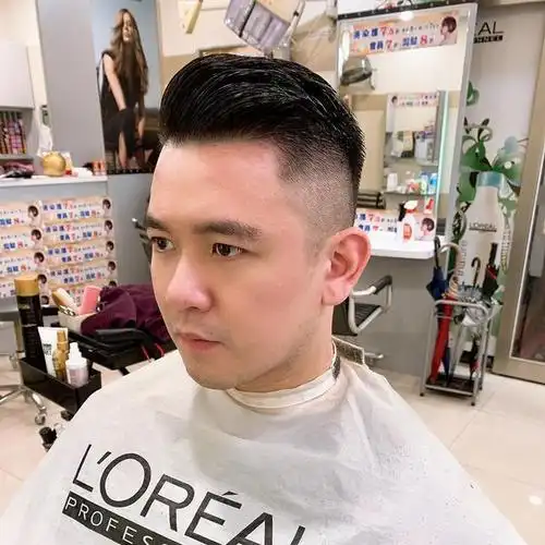 男生还是留"两边铲"发型最帅气,头发短而清爽,看着就想剪