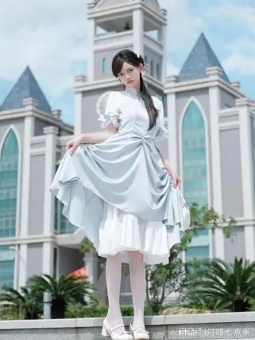 穿上白色连裤袜女孩瞬间清纯可爱