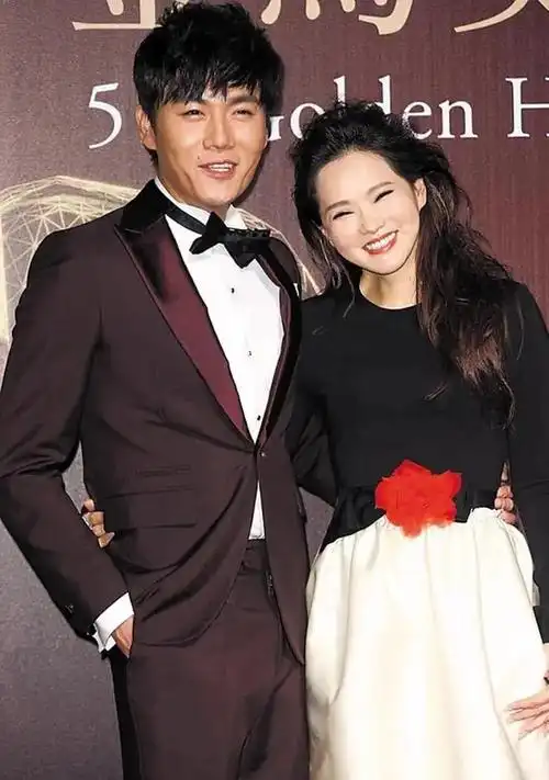 伊能静与老公手牵手走机场,秦昊与老婆表情截然相反