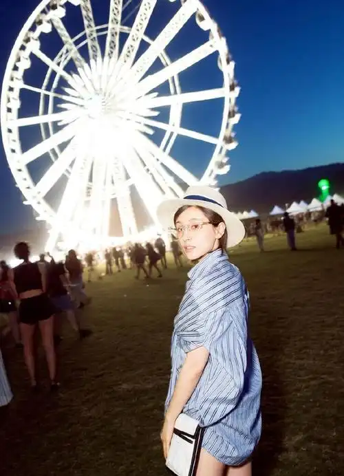 范冰冰蓝色条纹衬衫开启萌属性,蓬松麻花辫少女感十足