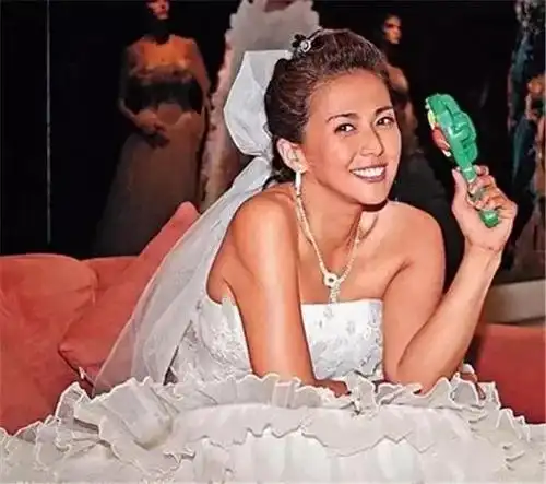 还记得《古惑仔》山鸡的老婆吗?现嫁给孔子传人