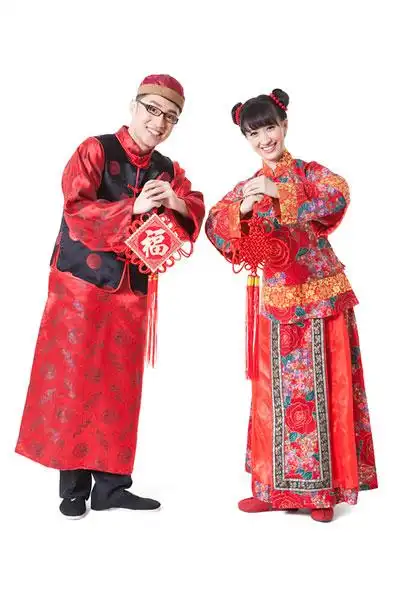 唐装男女拱手拜年
