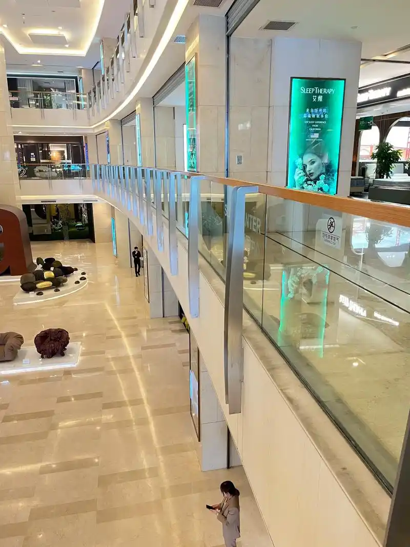 这款商场玻璃护栏与周围环境无缝融合,既能 - 抖音