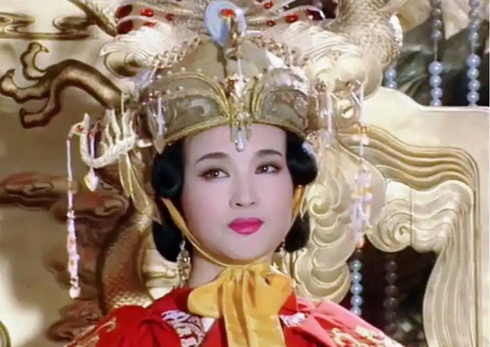 1995年,也就是27年前,刘晓庆带着《武则天》这部大型的古装作品上了