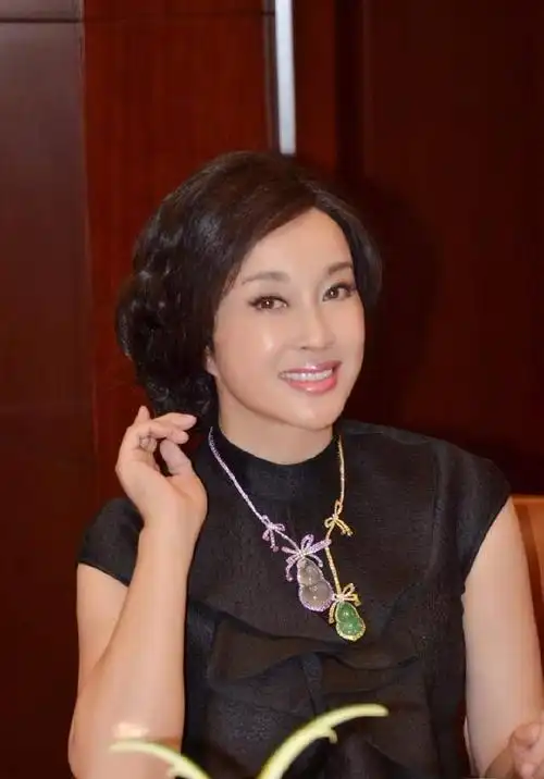 风华绝代刘晓庆,70岁近照震惊全网,这是画皮,还是妖怪