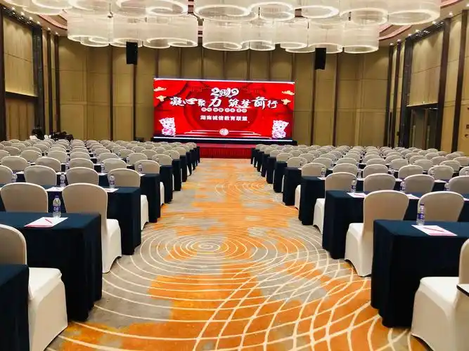 布置好舒适的会场等待各位老板的光临!