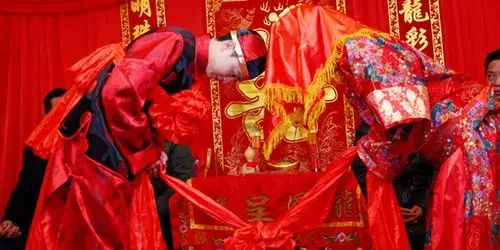 然后新郎牵着顺着红绳子去找到新娘,再与新娘牵手走进婚礼仪式现场,而