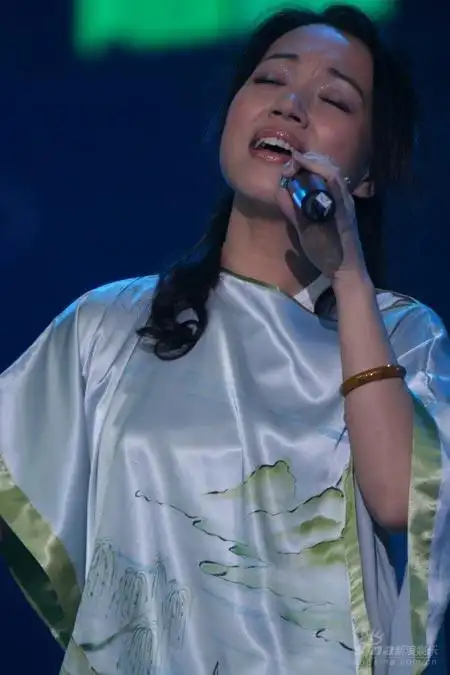 图文:东南劲爆颁奖礼-闽南语最佳歌手秀兰玛雅