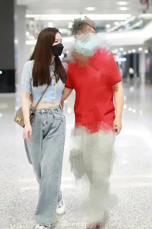 组图:张萌露脐装秀好身材 获老公一路陪伴牵手对视显甜蜜