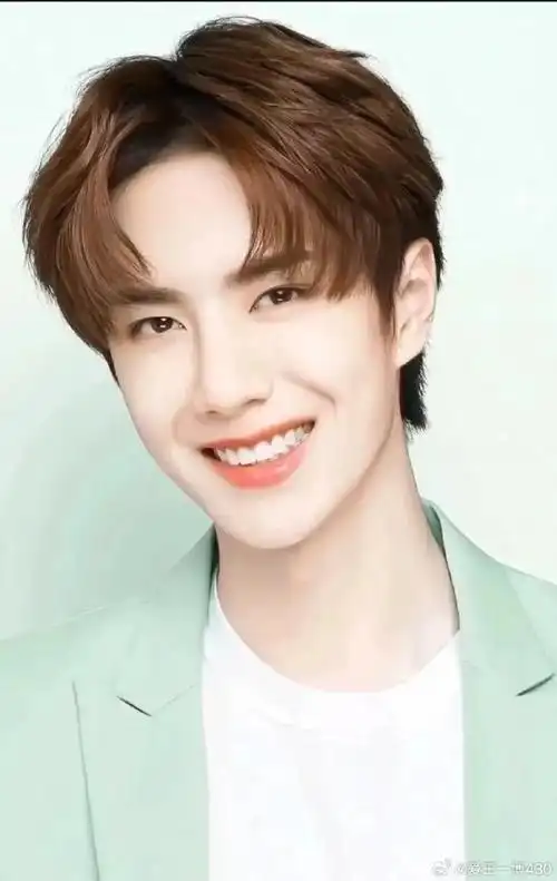 你是光芒四射的偶像王一博  你是成熟稳重的演员王一博  你是魅力