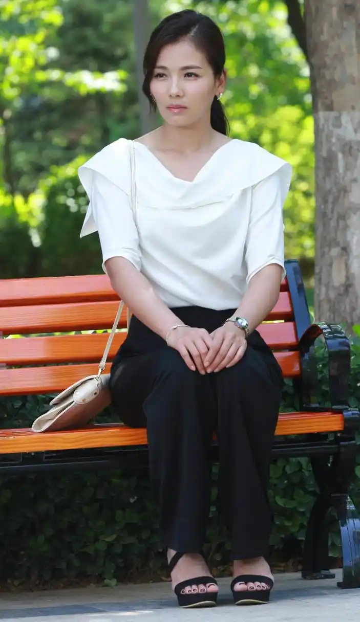 刘涛《爱情万万岁》中不同造型 露出的葱葱玉足 美