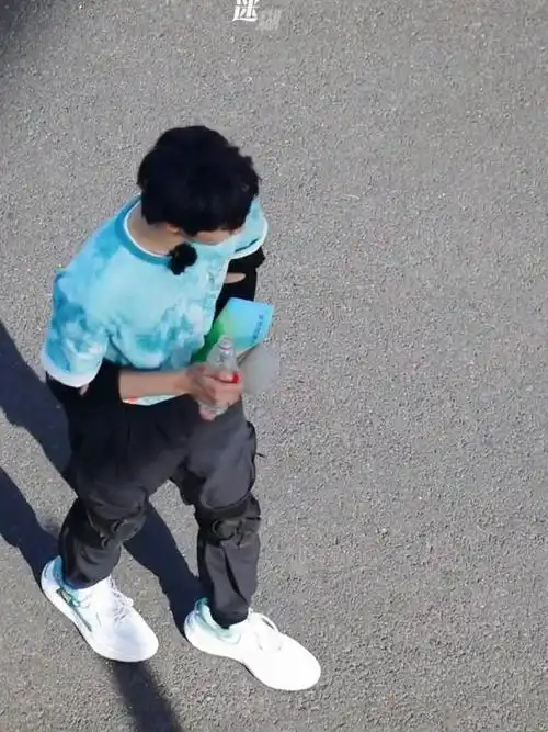 这个角度看刘耀文的脚真的好大啊|刘耀文_新浪新闻