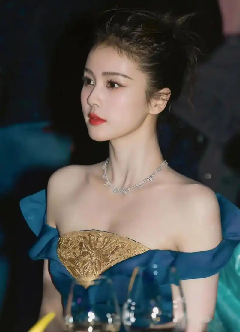 白鹿这身蓝色礼服裙造型好美,高贵典雅,肌肤白皙,温柔甜美,浑身散发着