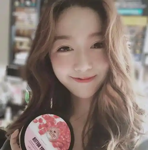 戚薇晒出自用身体乳,网友:明星用这么便宜牌子?