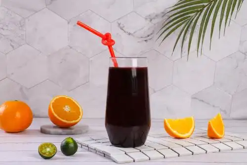 放在玻璃杯中的饮品酸梅汤