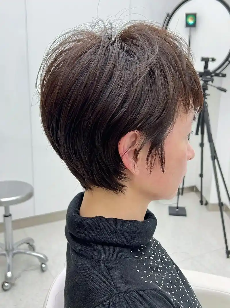 女性感短发纹理烫发.夏日女性短发纹理烫发型, 挂耳短发,简洁 - 抖音