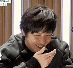 开心偷笑捂嘴室内gif动图_动态图_表情包下载_soogif