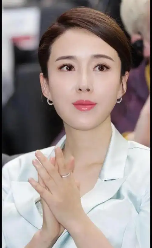 氧气女神颜丹晨如同清水出芙蓉美的清新脱俗美的无与伦比