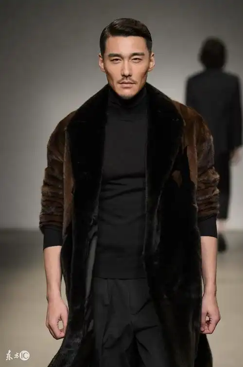 常年运动训练练成的健美体魄和阳光气质,胡兵迅速的在模特圈脱颖而出