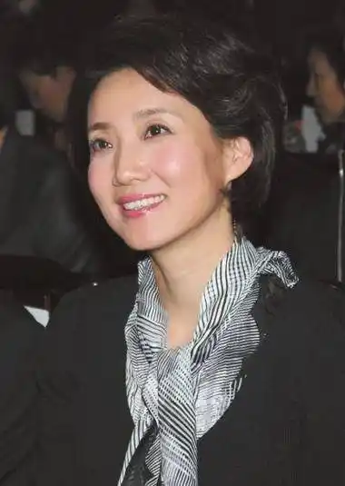 她是电视主持人,揭露康辉私下生活,两人原来还有这层关系_工作_刘雅洁