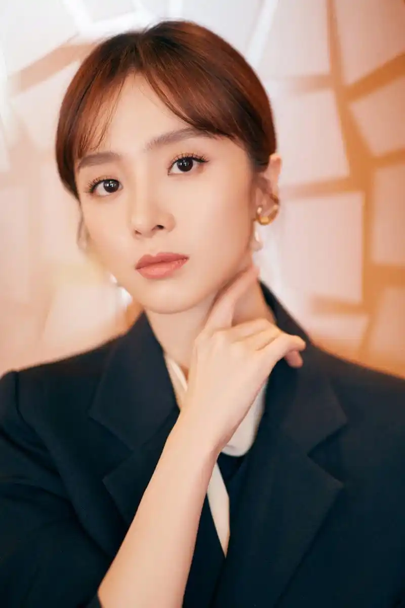 女演员胡冰卿优雅干练活动写真