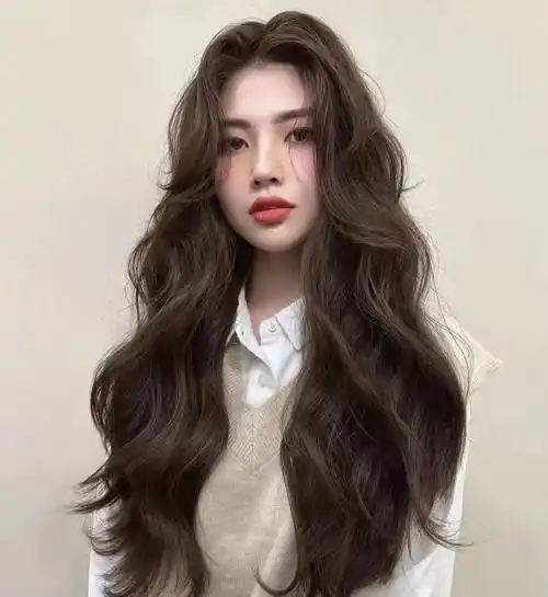 波浪烫不仅可以增加发型的层次感,还可以让头发更加蓬松,更有弹性