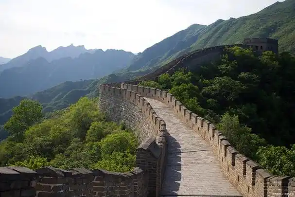 八达岭长城,位于中国北京市延庆区,是著名的旅游景点之一,也是世界