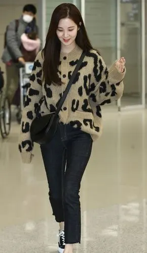 徐贤现身机场,针织衫 牛仔裤的造型好低调,却是越简单越好看!