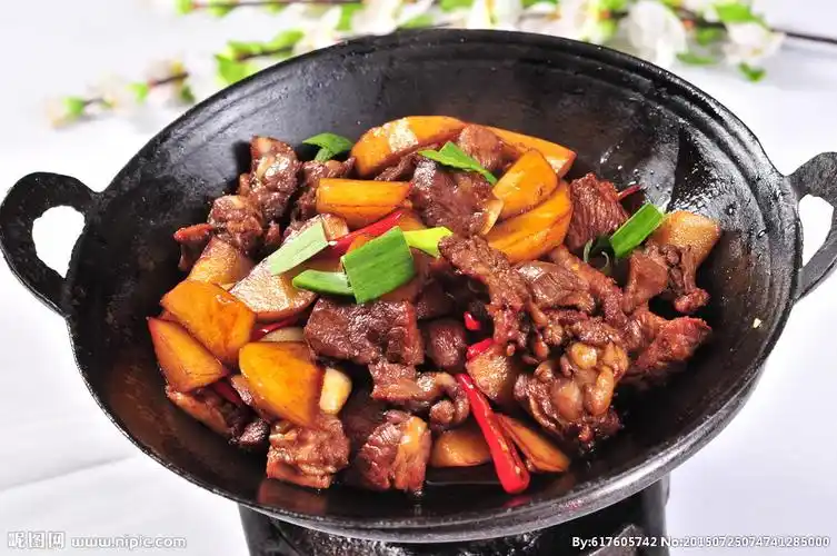 干锅牛腩炖土豆图片