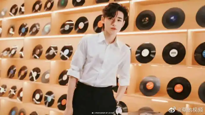 白衬衫直播海报#宋亚轩生日直播海报,白衬衫 牛仔裤,手捧鲜花的美少年