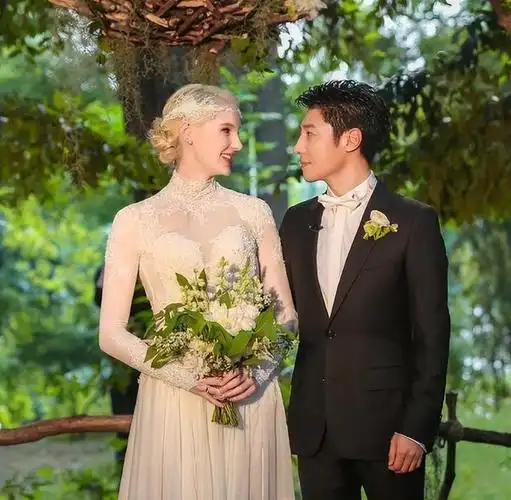 撒贝宁春节返乡过年一家四口合体外出俩混血娃呆萌可爱