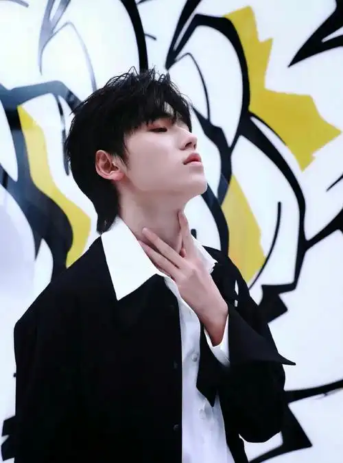 宋亚轩黑色风衣九宫格