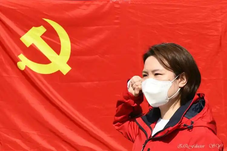 医心向党,共克时艰……党旗下的庄严宣誓