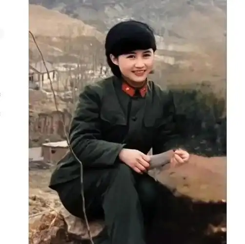 80年代,一位英姿飒爽的女军人留影,穿着整齐的绿军装留着短发_网易