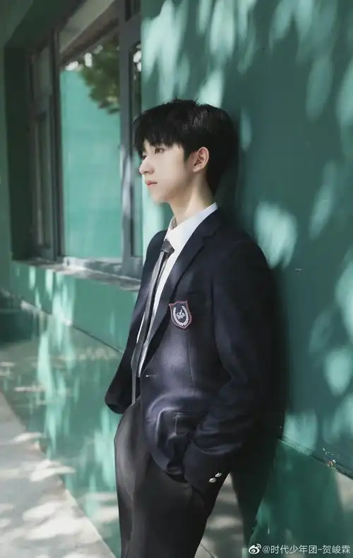 贺峻霖分享了一组少年感写真 校服造型yyds!__财经头条