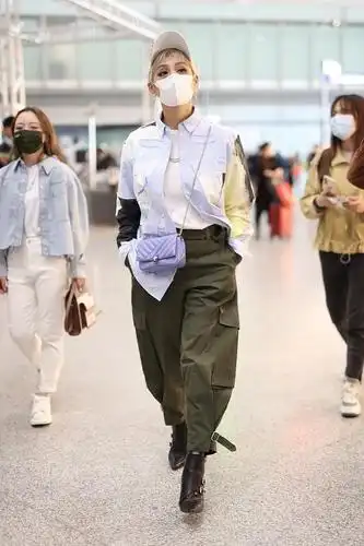 组图:宁静亮相机场显潮范儿 工装裤配高跟短靴