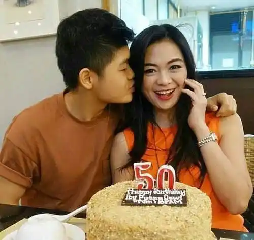 再来看puspa的大儿子dennis 和她女朋友的合影.