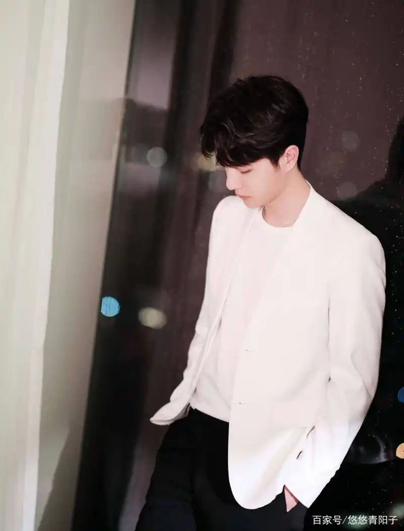 爽朗清举,霁月清风,王一博的白色衬衣太帅了!