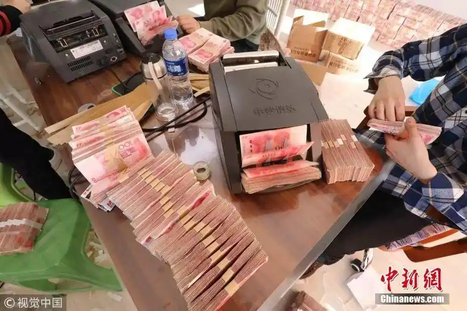 【曝光】一居民楼惊现2亿现金!警方用坏3台点钞机!