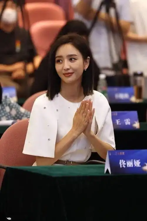 佟丽娅原图和精修图差异大,一个肤黄一个白皙,好在有颜值撑着