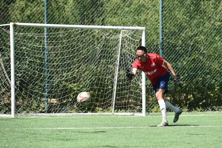 6月14日,一名足球爱好者在球场上开球.