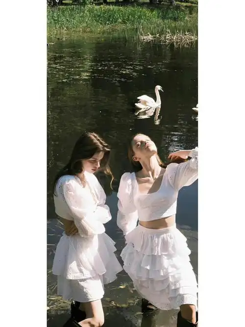 欧美冷淡风姐妹壁纸锁屏聊天背景