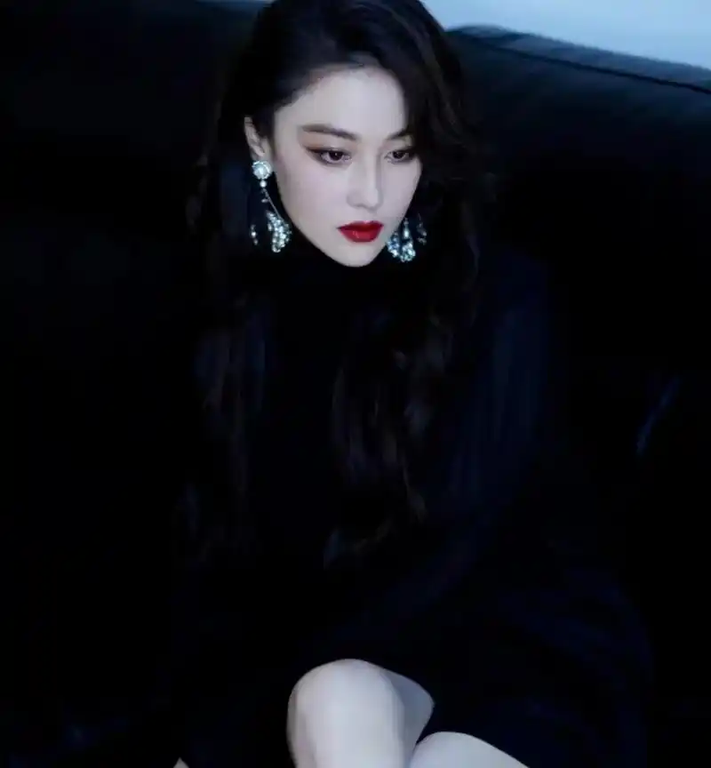 张馨予#张柏芝#气质女神 张馨予大波浪搭配黑色包臀裙亮相重庆品牌