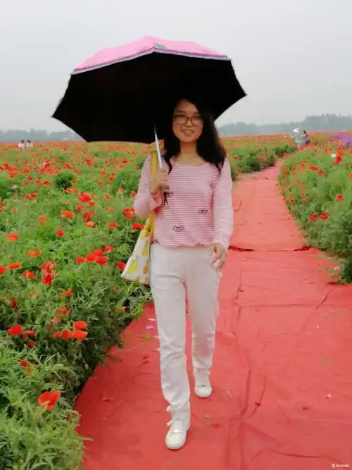 本名王小玲,女,生于上世纪七十年代,江西九江人,现居亳州,安徽省作家