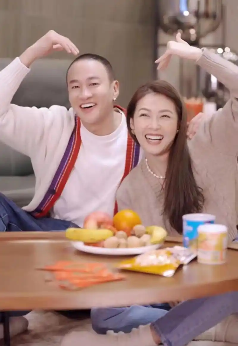 47岁猛男何润东晒亲密照,身后柜姐老婆实力抢镜,曾表白孙俪被拒