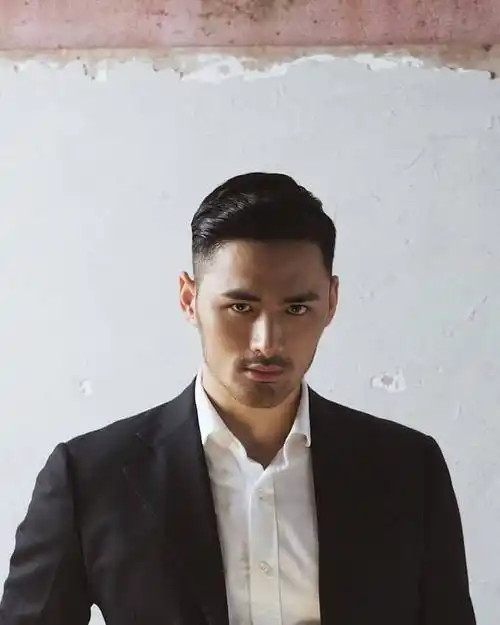 成熟稳重男人味十足的肌肉帅哥行走的阳刚气质